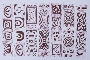 Codificação é uma xilogravura em sépia impresso sobre papel alta alvura 220g, que representa os diversos sinais que constituem as linguagens que formam nossa cultura humana