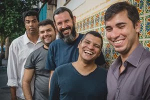 Banda Tempo Rei sintoniza recursos audiovisuais e sonoridade brasileira