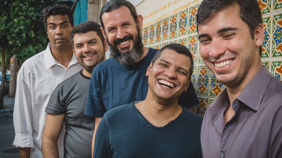 Banda Tempo Rei sintoniza recursos audiovisuais e sonoridade brasileira