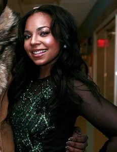 Ashanti de perfil