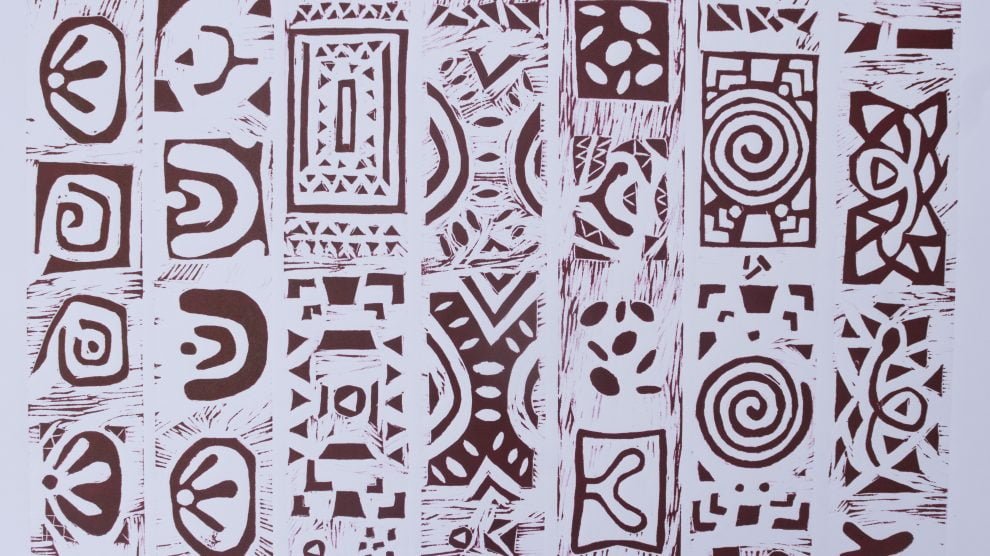 Codificação é uma xilogravura em sépia impresso sobre papel alta alvura 220g, que representa os diversos sinais que constituem as linguagens que formam nossa cultura humana