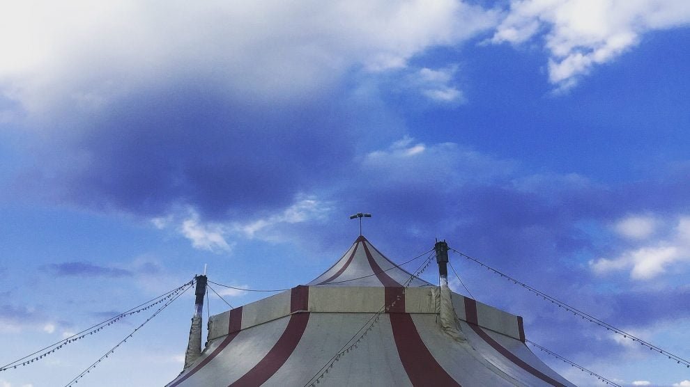 Seu azul e topo de uma lona de circo