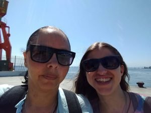 Rosto de duas mulheres brancas, usando óculos escuros.