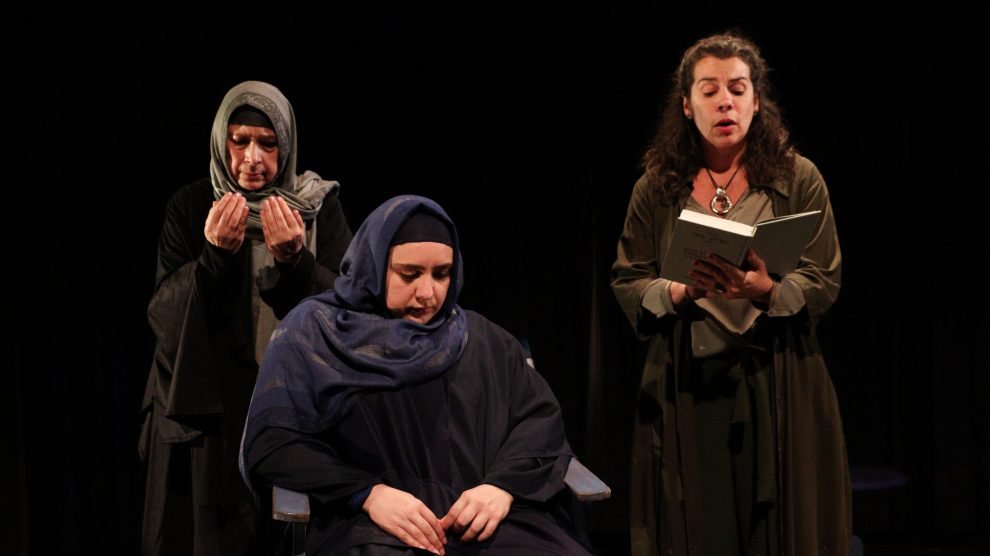 Três mulheres brancas.