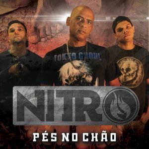 Capa do álbum Pés no Chão, da banda Nitro. Três homens.