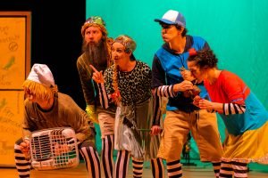 Atores em cena no palco