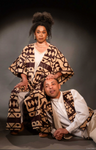 Uma mulher e um homem negros