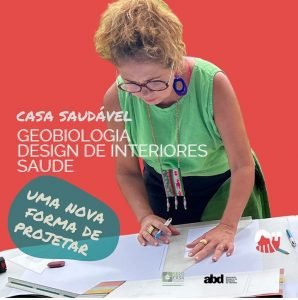 Uma mulher loira trabalhando em papeis sobre uma mesa.