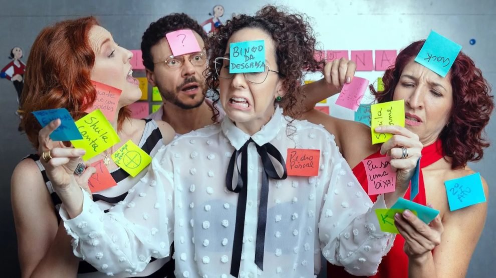 Pessoas com bilhetes de post-it colados no rosto