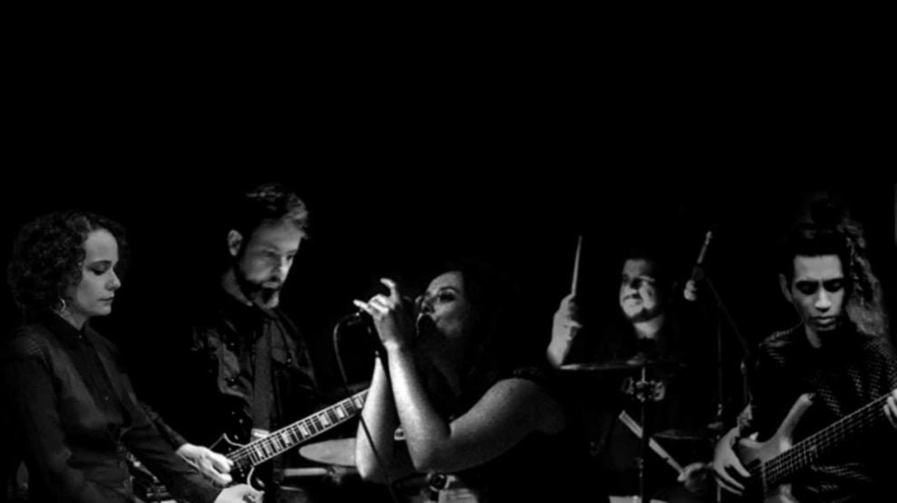 Fundo escuro e imagens dos integrantes da banda