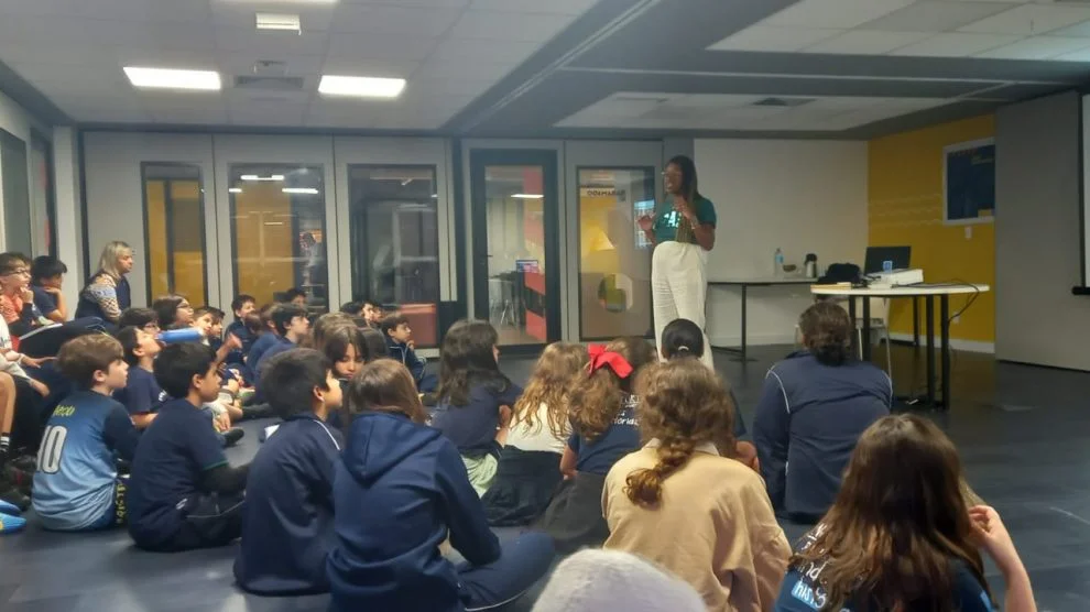 Crianças em sala de aula aberta e professora